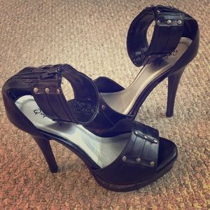 NWOT QUPID Brand 7.5 size Platform Heels